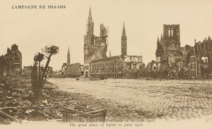 A Grand Place, Ypres, 27 de junho de 1915 de Belgian Photographer