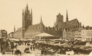 A Grand Place no dia do mercado, Ypres, Bélgica