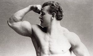 Retrato fotográfico no estúdio do fisiculturista alemão Eugen Sandow