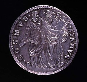 Reverso da moeda de prata mostrando SS Cosimo e Damien em pé e olhando um para o outro. Inscrição: S. COSMVS S. DAMIANVS, cunhada 1532-1537 (para anverso ver 108641) de Benvenuto Cellini