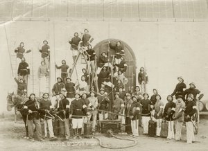 Um grupo de tiro de bombeiros em Zichron Yaacov, c.1898-1900 de Bernard Edelstein