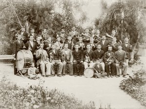 O grupo da orquestra atirou em Zichron Yaacov, c.1898-1900 de Bernard Edelstein