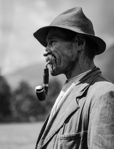 Homem do campo ou camponês italiano com um cachimbo
