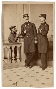 Retrato de oficiais da Marinha e de um mensageiro,c. 1863 (foto) de Bernard Moses