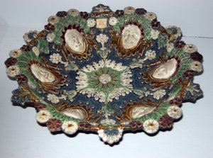 Prato com rostos grotescos (faiança)
