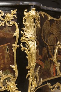 Cômoda Luís XV, c.1740 (preto chinês montado em ormolu, laca policromada e dourada, serpentina, mármore e vernis)