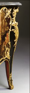 Cômoda Luís XV, c.1740 (preto chinês montado em ormolu, laca policromada e dourada, serpentina, mármore e vernis)