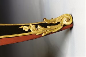 Cômoda Luís XV, c.1740 (preto chinês montado em ormolu, laca policromada e dourada, serpentina, mármore e vernis)
