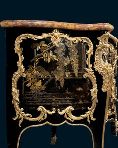 Cômoda, c.1745 (laca japonesa montada em ormolu e madeira ebonizada) de Bernard van Risenburgh II