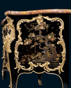 Cômoda, c.1745 (laca japonesa montada em ormolu e madeira ebonizada) de Bernard van Risenburgh II