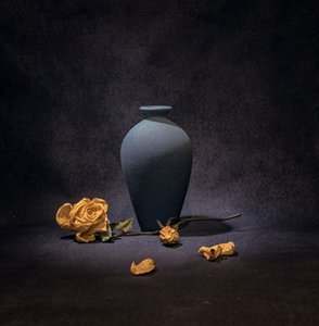 Natureza morta com rosa azul-escuro de Betty Liu