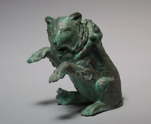 Ampulla de óleo em forma de urso dançante, século III (bronze)
