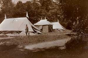 Álbum da Primeira Guerra Mundial em Friuli-Venezia Giulia: aceitação de tendências, cirurgia e curativo em frente à Villa Brazzà, lar do 17º Hospital de Guerra em Soleschiano Manzano, foto tirada da torre da igreja, 19/05/0116 (foto a p/b) de Bietti Bietti