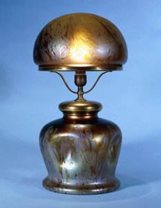 Um raro abajur Loetz de latão montado (vidro com brilho metálico dourado e bronze)