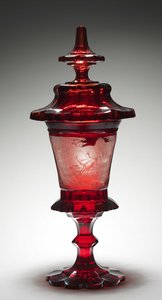 Covered Cup, mid-1800s (vidro rubi com decoração gravada)