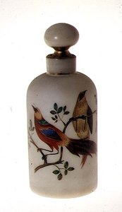 Frasco com tampa opalina, com decoração dourada e esmaltada, meados do século XIX (vidro) de Bohemian School