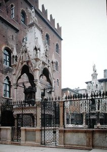 Monumento funerário de Mastino II Della Scala (1308-51) de Bonino da Campione