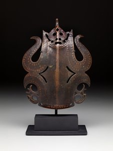 Ornamento de toucado de guerreiro: figura frontal de Bornean Bornean
