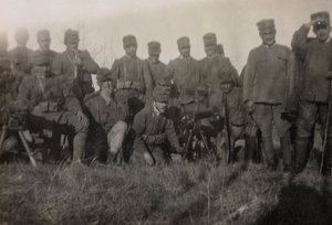 Álbum da Primeira Guerra Mundial em Friuli-Venezia Giulia: retrato de grupo dos soldados armados da Infantaria 112.mo de Bourbon Del Monte