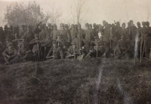 Álbum da Primeira Guerra Mundial em Friuli-Venezia Giulia: retrato de grupo dos soldados da Infantaria 112.mo com espadas junto à Torre do Rio de Bourbon Del Monte