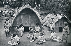 Uma casa de Toda em uma aldeia nativa de Mand, Índia, 1902 de Bourne and Shepherd