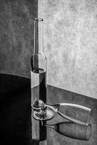 Natureza-morta de vidro preto e branco de Brig Barkow