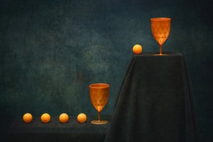 Chávenas douradas, esferas cor de laranja de Brig Barkow