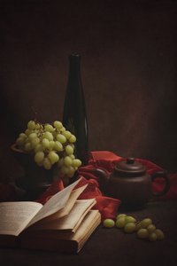 Uvas, livro antigo e bule de chá de Brig Barkow