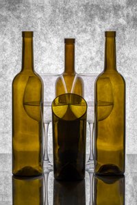 Natureza-morta com garrafas refletoras de Brig Barkow