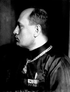 Retrato em perfil de Benito Mussolini em camisa preta e decorações militares (foto a p/b)