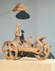Carruagem votiva com uma divindade antropomórfica, de Dupljaja (argila)