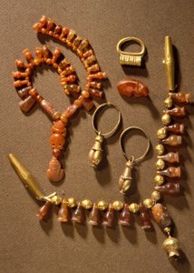 Joalheria cananéia de Deir al-Balah, Gaza, século XIV aC (ouro e pedras preciosas)