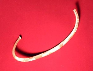 Anel de pescoço encontrado em Ickleton, Cambridgeshire (ouro)