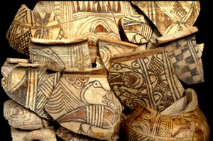 Cerâmica filistéia decorada com desenhos de cores típicas de peixes e pássaros, de Tel Kasil, Israel, c.1099-900 aC (cerâmica)