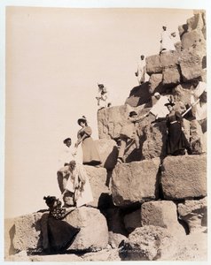 Escalada de uma pirâmide por turistas - fotografia dos irmãos Zangali, finais do século XIX
