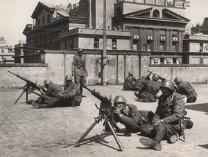 Monoeuvres de defesa antiaérea em Roma durante a Segunda Guerra Mundial. (foto a p/b) de Bruni Bruni
