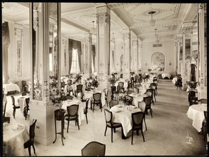 Uma sala de jantar no Robert Treat Hotel, Newark, Nova Jersey, 1916 (impressão em gelatina de prata) de Byron Company