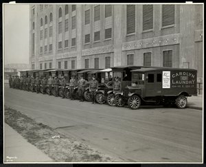Uma linha de caminhões de entrega estacionados do lado de fora da lavanderia Carolyn, na 111 East 128th Street, East Harlem, Nova York, 1929 (impressão em gelatina de prata) de Byron Company