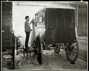 Um, homem, spraypainting, um, entrega, vagão, de, a, carilyn, lavanderia, em, 111, leste, 128th, rua, leste, harlem, nova iorque, 1929, (silver, gelatin, imprime) de Byron Company