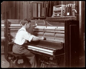 Um homem que trabalha na fábrica Harrington Piano Co., 1907 (impressão em gelatina de prata)