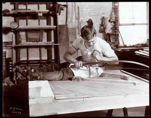 Um homem que trabalha na fábrica Hartman Piano Co., 1907 (impressão em gelatina de prata)