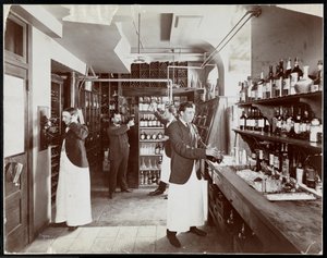 Uma despensa no Hotel Manhattan, 1902 (impressão em gelatina de prata) de Byron Company