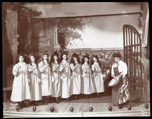 Uma cena de uma produção amadora de uma peça intitulada Angelina, A herdeira órfão apresentada no Barnard College, em Nova York (impressão em gelatina de prata) de Byron Company