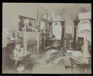 Uma sala de estar na casa do dramaturgo Henry Martyn Blossom, em 23 East 30th Street, Nova York, 1908 (impressão em gelatina de prata) de Byron Company