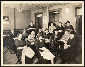 Um círculo de costura feminina na 115 East 101st Street, East Harlem, Nova York, 1920 (impressão em gelatina de prata) de Byron Company