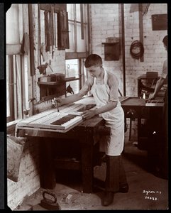 Um jovem que trabalha na fábrica Harrington Piano Co., 1907 (impressão em gelatina prateada)