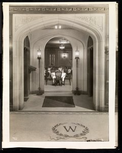 Arco que leva à sala de jantar do Hotel Woodward, Broadway e 55th Street, Nova York, 1920 (impressão em gelatina de prata) de Byron Company
