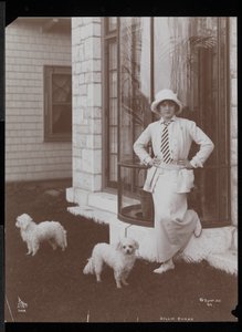 Billie Burke e dois cães em Burkeleigh Crest, sua casa em Hastingson, Nova York, 1912 (impressão em gelatina de prata) de Byron Company