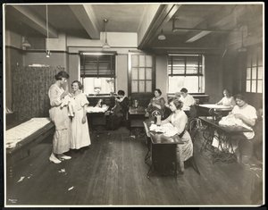 Jovens mulheres cegas e uma professora costurando em uma sala de aula na Associação para Cegos de Nova York, 111 East 59th Street, Nova York, 1921 (impressão em gelatina de prata)