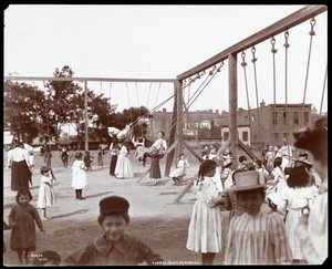 Crianças balançando no Hudson Bank Gymnasium and Playground, 53rd Street e 11th Avenue, Nova York, 1898 (impressão em gelatina de prata)